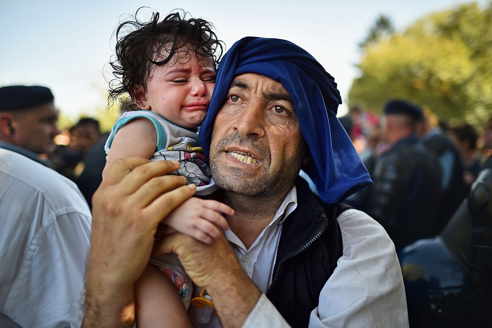 Migrant-father-and-child-compressor